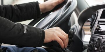 Εύοσμος: Μεθυσμένος οδηγός τράκαρε Ι.Χ. κι επιτέθηκε σε αστυνομικούς