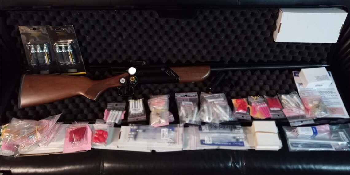 Θεσσαλονίκη: Pet shop πωλούσε όπλα αναισθητοποίησης ζώων – Κατασχέθηκαν σύριγγες “βελάκια” και τυφέκιο (φωτο)