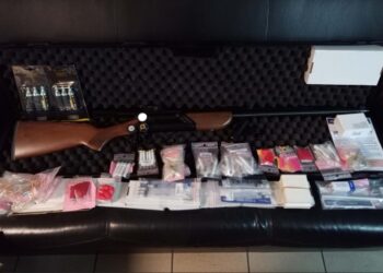 Θεσσαλονίκη: Pet shop πωλούσε όπλα αναισθητοποίησης ζώων – Κατασχέθηκαν σύριγγες “βελάκια” και τυφέκιο (φωτο)