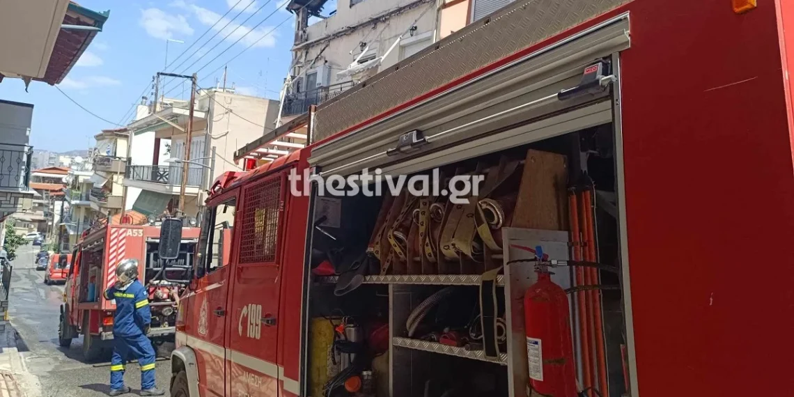 Θεσσαλονίκη: Οι πυροσβέστες έσπασαν την πόρτα και βρήκαν από πίσω νεκρή την 91χρονη που “έσβησε” από φωτιά στο σπίτι της