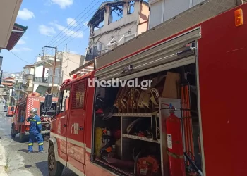 Θεσσαλονίκη: Οι πυροσβέστες έσπασαν την πόρτα και βρήκαν από πίσω νεκρή την 91χρονη που “έσβησε” από φωτιά στο σπίτι της
