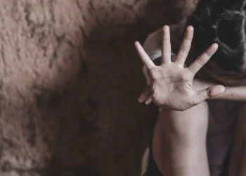 Θεσσαλονίκη: Κάθειρξη 13 ετών σε 56χρονο που βίαζε και φωτογράφιζε γυμνή την ανήλικη κόρη της φίλης του