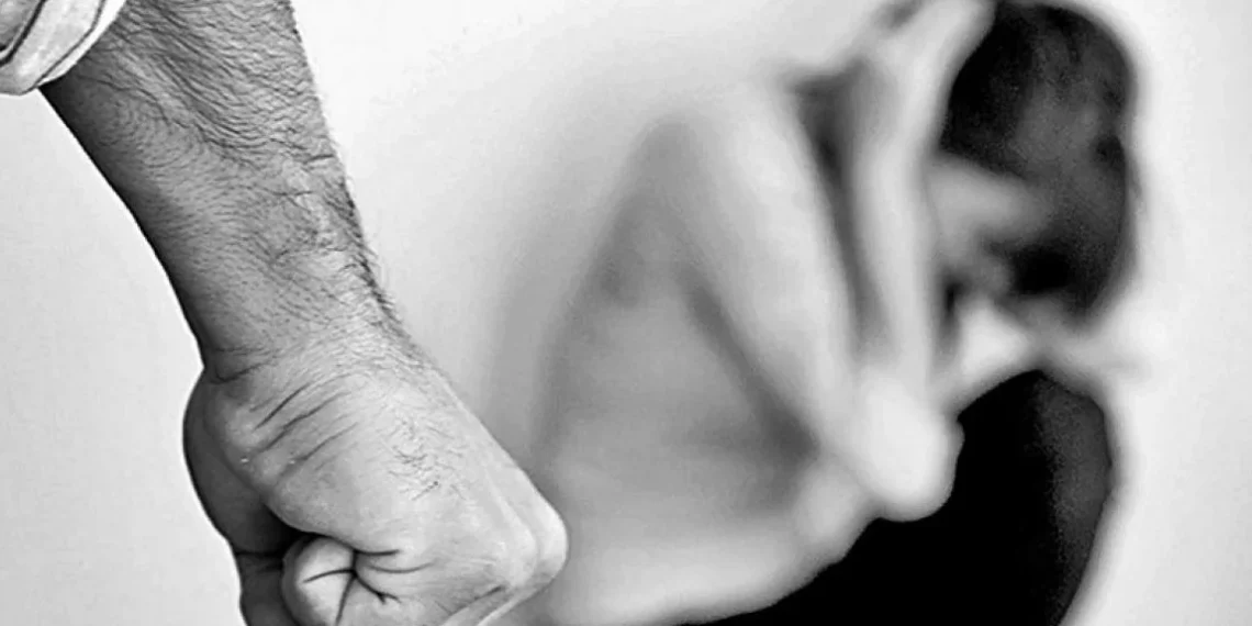 Θεσσαλονίκη: Πρώην στρατιωτικός κατηγορείται ότι κυνήγησε την αδερφή του με μαχαίρι και το πέταξε στην πλάτη της