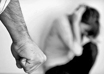 Θεσσαλονίκη: Πρώην στρατιωτικός κατηγορείται ότι κυνήγησε την αδερφή του με μαχαίρι και το πέταξε στην πλάτη της