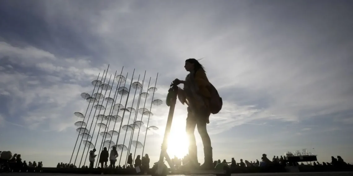 Θεσσαλονίκη: Έλεγχοι και πρόστιμα από Δευτέρα για τα ηλεκτρικά πατίνια – Πού θα απαγορεύονται