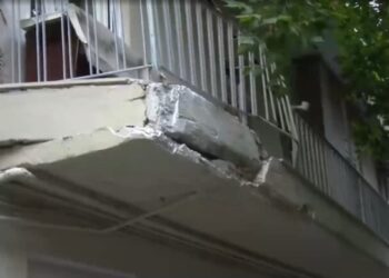 Θεσσαλονίκη: Φορτηγό μπήκε σε στενό και παρέσυρε… μπαλκόνι (video)