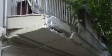 Θεσσαλονίκη: Φορτηγό μπήκε σε στενό και παρέσυρε… μπαλκόνι (video)