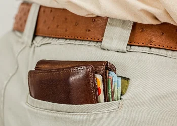 Θεσσαλονίκη: Έκλεψε πορτοφόλι από 61χρονο με 1.300 ευρώ και κάρτες και έκανε τα ψώνια της