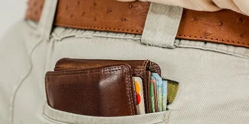 Θεσσαλονίκη: Έκλεψε πορτοφόλι από 61χρονο με 1.300 ευρώ και κάρτες και έκανε τα ψώνια της