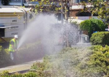 Εύοσμος: «Ανάσα» για τα δέντρα στην Τρίτση – Πότισμα με 30 τόνους νερό (Εικόνες)