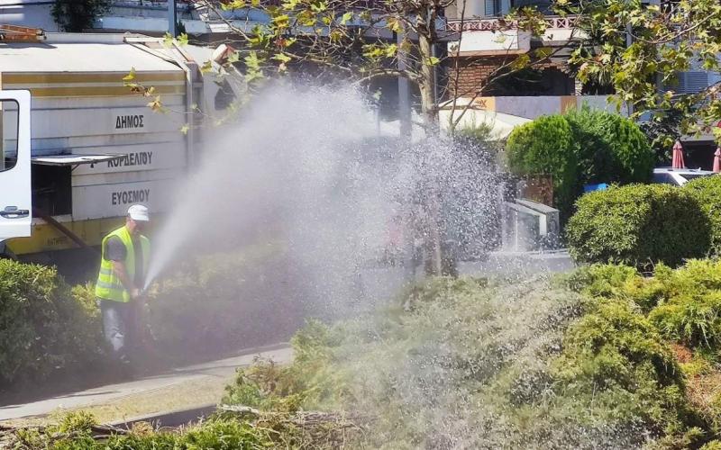 Εύοσμος: «Ανάσα» για τα δέντρα στην Τρίτση – Πότισμα με 30 τόνους νερό (Εικόνες)