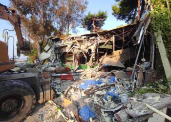 Θεσσαλονίκη: Κατεδαφίστηκε το “Δεντρόσπιτο” δίπλα στα Θέατρο Κήπου (φωτο)