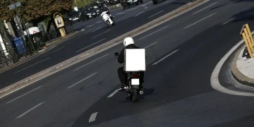 Θεσσαλονίκη: Χειροπέδες σε 41χρονο που άρπαξε τα δέματα από κουτί κούριερ και έκλεψε ηλεκτρικά πατίνια