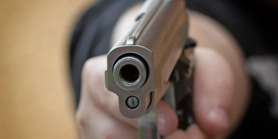 Θεσσαλονίκη: 25χρονος πυροβόλησε 38χρονο και 35χρονο έξω από κέντρο διασκέδασης – Τραυματίστηκε ο ένας