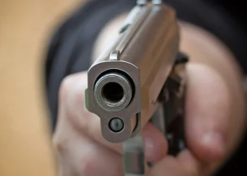 Θεσσαλονίκη: 25χρονος πυροβόλησε 38χρονο και 35χρονο έξω από κέντρο διασκέδασης – Τραυματίστηκε ο ένας