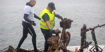 Δύτες καθάρισαν τον Θερμαϊκό και βρήκαν στον βυθό του από πατίνια, ποδήλατα μέχρι… μηχανάκι! – Δείτε φωτογραφίες