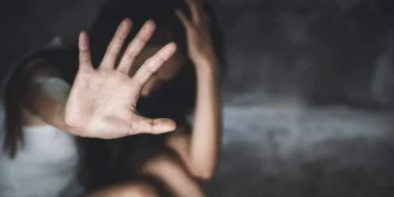 Θεσσαλονίκη: Ιερέας κλείδωσε την 19χρονη κόρη του σε κρύπτη καμπαναριού – “Με έδερνε, με έσπρωχνε και με έβριζε”