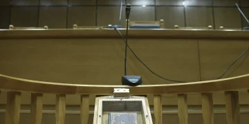 Θεσσαλονίκη: Απείλησε ότι θα σκοτώσει τη σύζυγό του επειδή δεν τον βοήθησε να… κουβαλήσει την τηλεόραση