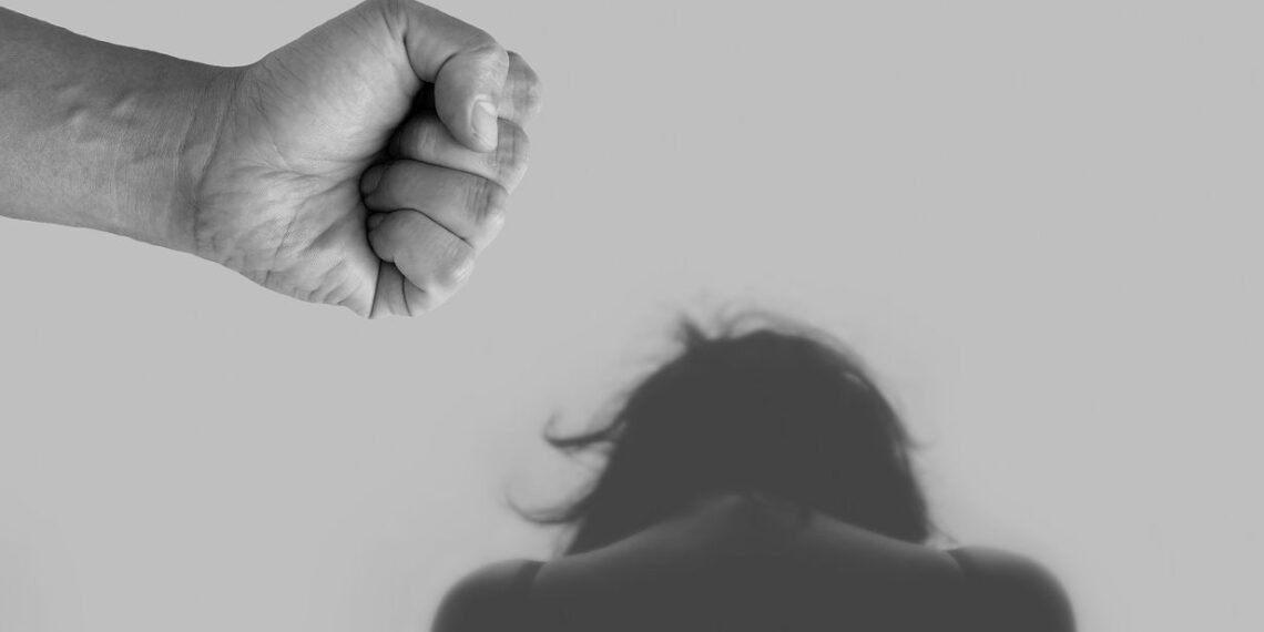 Θεσσαλονίκη: 28χρονος χτύπησε την έγκυο αδερφή του και τον σύντροφό της