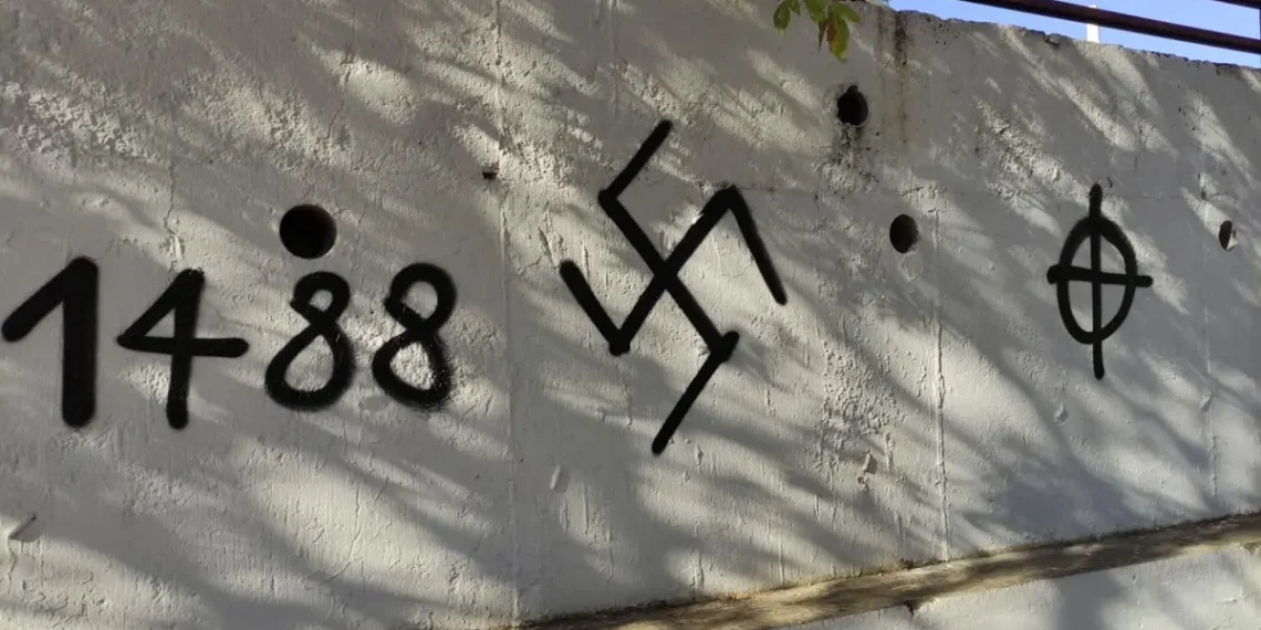 Θεσσαλονίκη: Νεοναζί έγραψαν φασιστικά σύμβολα και «Heil Hitler» σε σχολείο στη Νεάπολη (φωτο)