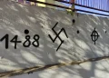Θεσσαλονίκη: Νεοναζί έγραψαν φασιστικά σύμβολα και «Heil Hitler» σε σχολείο στη Νεάπολη (φωτο)