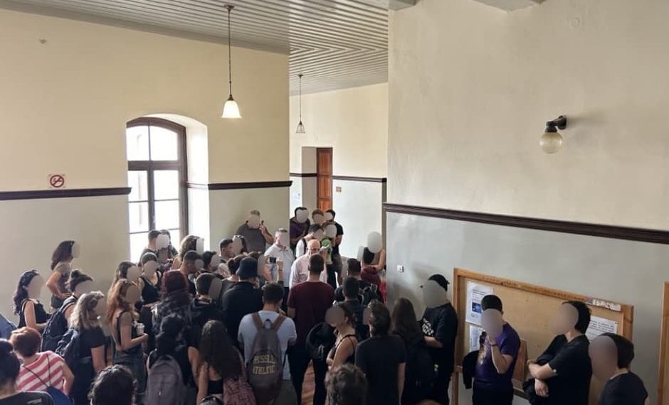 Θεσσαλονίκη: Τι λέει η ΕΛ.ΑΣ. για τη χθεσινή επιχείρηση στο ΑΠΘ μετά τον εγκλωβισμό του Πρύτανη στη Φιλοσοφική