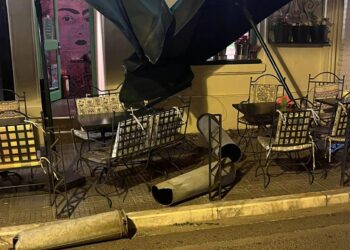 Θεσσαλονίκη: Φουγάρο οικοδομής έσπασε και έπεσε σε τραπεζοκαθίσματα στο κέντρο λόγω των ισχυρών ανέμων (φωτο & video)