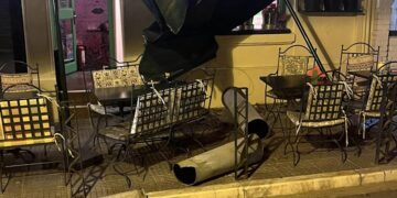 Θεσσαλονίκη: Φουγάρο οικοδομής έσπασε και έπεσε σε τραπεζοκαθίσματα στο κέντρο λόγω των ισχυρών ανέμων (φωτο & video)