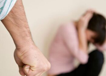 Θεσσαλονίκη: Επιτέθηκε στη σύζυγό του επειδή τον κλείδωσε έξω από το σπίτι μετά από βραδινή έξοδο – “Νόμιζα θα κοιμόταν στην μάνα του”