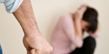 Θεσσαλονίκη: Επιτέθηκε στη σύζυγό του επειδή τον κλείδωσε έξω από το σπίτι μετά από βραδινή έξοδο – “Νόμιζα θα κοιμόταν στην μάνα του”