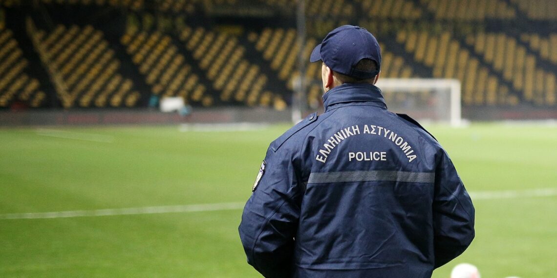 Θεσσαλονίκη: Χειροπέδες σε υπάλληλο σεκιούριτι στο “Βικελίδης” γιατί έβαλε οπαδό στο γήπεδο χωρίς εισιτήριο