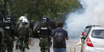Θεσσαλονίκη: Ταυτοποιήθηκε 15χρονος που είχε πετάξει αντικείμενα σε ΜΑΤ έξω από το γήπεδο της Τούμπας