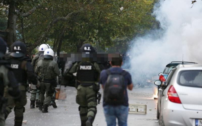 Θεσσαλονίκη: Ταυτοποιήθηκε 15χρονος που είχε πετάξει αντικείμενα σε ΜΑΤ έξω από το γήπεδο της Τούμπας