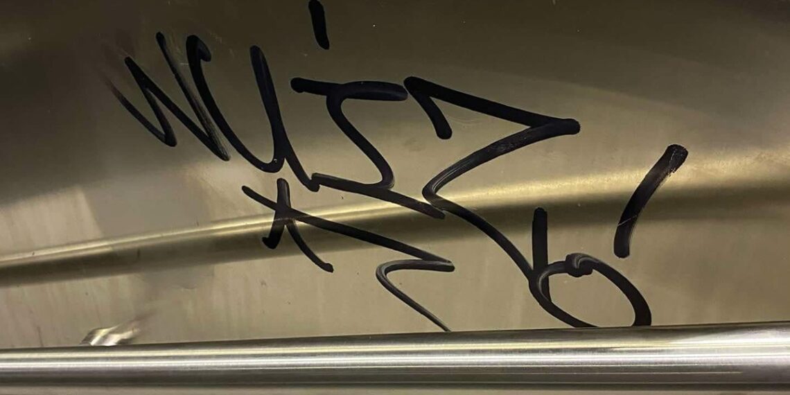 Θεσσαλονίκη: Ακόμη δεν άνοιξε το μετρό και έγραψαν στις κυλιόμενες στον σταθμό στη Βούλγαρη (φωτο)