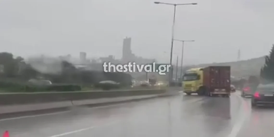 Θεσσαλονίκη: Δίπλωσε νταλίκα έξω από τη Σίνδο – Μποτιλιάρισμα και εκτροπές στην κυκλοφορία