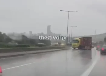 Θεσσαλονίκη: Δίπλωσε νταλίκα έξω από τη Σίνδο – Μποτιλιάρισμα και εκτροπές στην κυκλοφορία