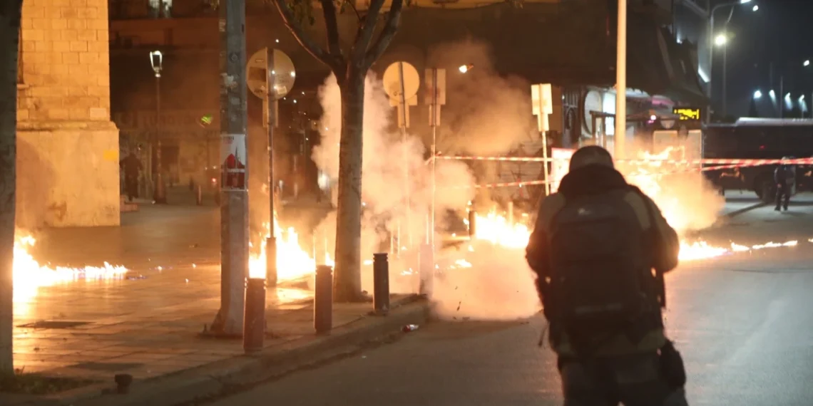 Θεσσαλονίκη: Κουκουλοφόροι πέταξαν μολότοφ στο Τουρκικό Προξενείο