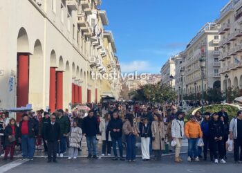 Θεσσαλονίκη: Με κάλαντα και τραγούδια “πλημμύρισε” το κέντρο – Αυξημένη από νωρίς η κίνηση στην αγορά (φωτο & video)