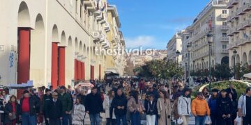 Θεσσαλονίκη: Με κάλαντα και τραγούδια “πλημμύρισε” το κέντρο – Αυξημένη από νωρίς η κίνηση στην αγορά (φωτο & video)