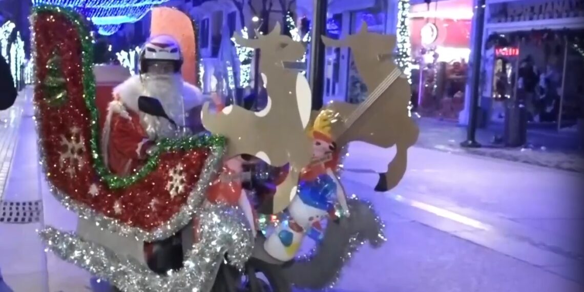 Θεσσαλονίκη: Ντελιβεράς μετέτρεψε το μηχανάκι του σε έλκηθρο – Παραδίδει παραγγελίες ντυμένος Άη Βασίλης