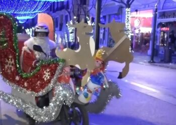 Θεσσαλονίκη: Ντελιβεράς μετέτρεψε το μηχανάκι του σε έλκηθρο – Παραδίδει παραγγελίες ντυμένος Άη Βασίλης