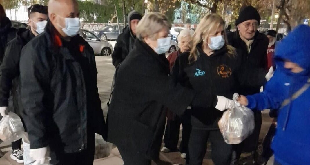 Θεσσαλονίκη: Οι γονείς και φίλοι του Γιώργου Λυγγερίδη μοίρασαν στη μνήμη του 70 γεύματα σε άστεγους (Εικόνες)