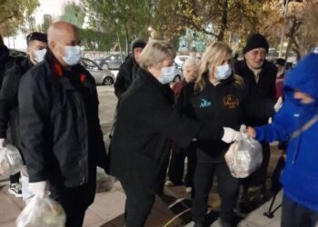 Θεσσαλονίκη: Οι γονείς και φίλοι του Γιώργου Λυγγερίδη μοίρασαν στη μνήμη του 70 γεύματα σε άστεγους (Εικόνες)