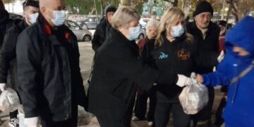 Θεσσαλονίκη: Οι γονείς και φίλοι του Γιώργου Λυγγερίδη μοίρασαν στη μνήμη του 70 γεύματα σε άστεγους (Εικόνες)