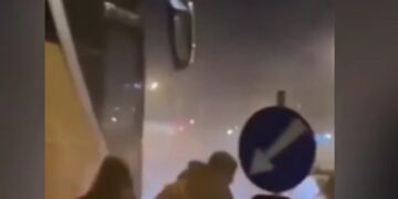 Θεσσαλονίκη: Λεωφορείο με μαθητές που γυρνούσαν από εκδρομή έβγαζε καπνούς στον Περιφερειακό (video)