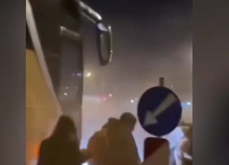 Θεσσαλονίκη: Λεωφορείο με μαθητές που γυρνούσαν από εκδρομή έβγαζε καπνούς στον Περιφερειακό (video)