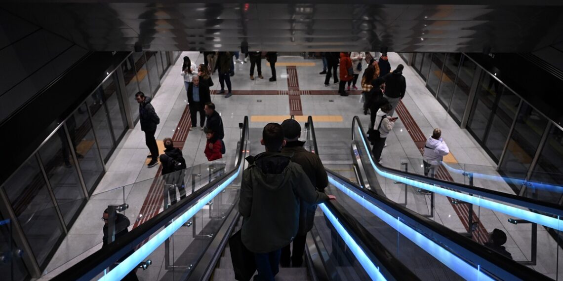 Θεσσαλονίκη: 11χρονη χάθηκε στον σταθμό “Αγίας Σοφίας” του Μετρό – Βρήκε τους γονείς της σε 10 λεπτά με τη βοήθεια της ΕΛ.ΑΣ.