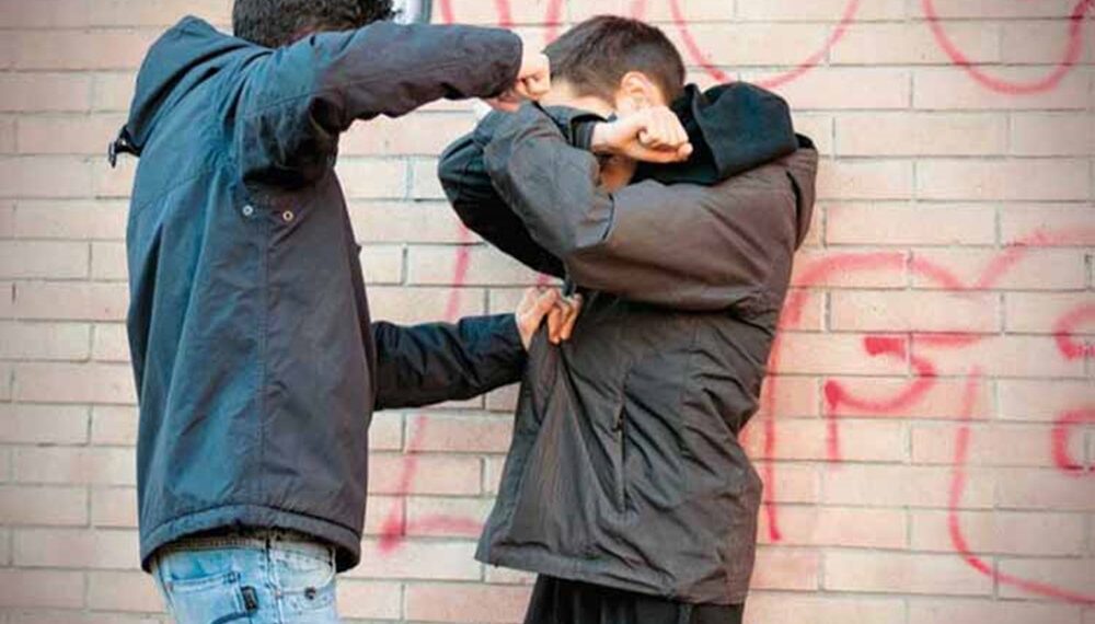 Θεσσαλονίκη: Εφιάλτης για 17χρονο σε σχολική εκδρομή – Του έδωσαν να πιει ποτό με ούρα και τον χτύπησαν