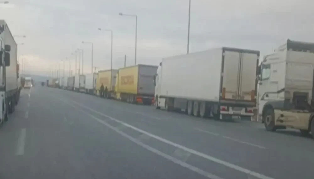 Θεσσαλονίκη: Άνοιξε μετά από 32 ώρες το Δερβένι για τις νταλίκες – Ταλαιπωρία για 80 οδηγούς (video)