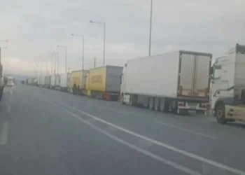 Θεσσαλονίκη: Άνοιξε μετά από 32 ώρες το Δερβένι για τις νταλίκες – Ταλαιπωρία για 80 οδηγούς (video)